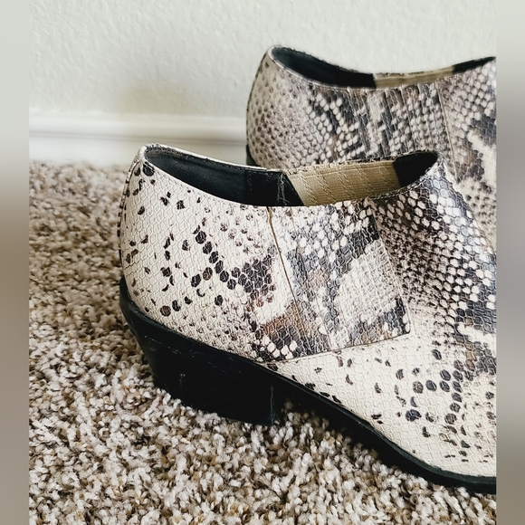 Steve Madden Faux Python Snake Animal Black White Ankle Booties - Picture 2 of 7
